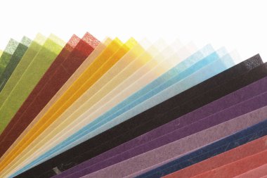 Renkli gökkuşağı renkli kağıtlar izole