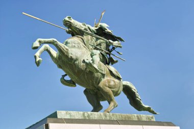 Japonya 'nın Yamagata şehrindeki Kajo Park' ta Mogami Yoshiaki 'nin binicilik heykeli.