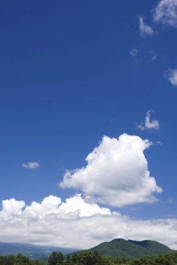 Mavi gökyüzünde beyaz bulutlar, soyut doğa arka planı.