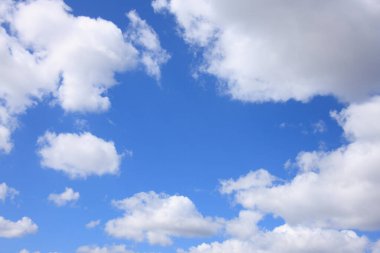 Arka planda bulutlar olan mavi gökyüzü arkaplanı