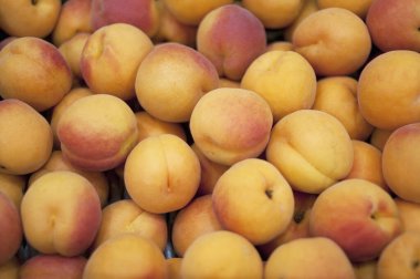 Taze taze organik şeftalilerin yakın plan görüntüsü.     