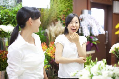 Çiçekçide genç Japon kadın çiçekçilerin portresi