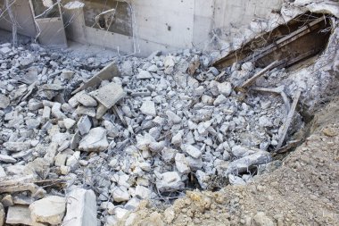 Bir sürü gri taşla birlikte binanın yıkılması