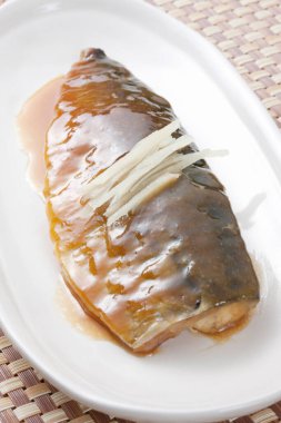 Lezzetli uskumru Doenjang ile kaynadı.