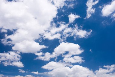 Küçük bulutlu mavi gökyüzü arkaplanı.       