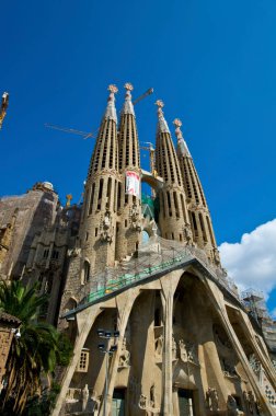 Sagrada Familia 'nın dış görünüşü. Barcelona, Katalonya, İspanya 'nın Eixample bölgesindeki büyük tamamlanmamış Roma Katolik küçük bazilikası
