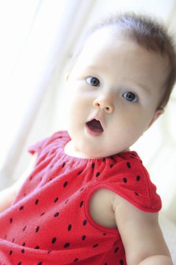 Mutlu Asyalı kız bebek portresi. 