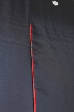 Kırmızı ipekli siyah kumaş dokusu