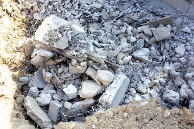 Bir sürü gri taşla birlikte binanın yıkılması