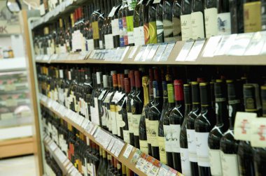 deposundaki şarap şişeleri