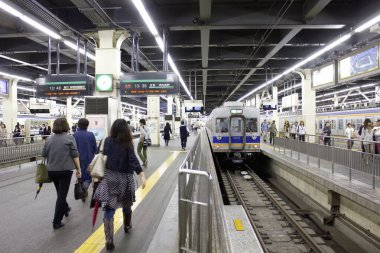 Tren istasyonundaki kimliği belirsiz kişiler