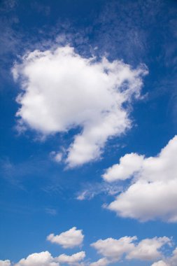 Mavi gökyüzünde güzel beyaz kabarık bulutlar