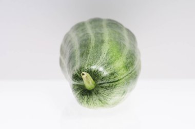 Taze yeşil kabak beyaz arkaplanda izole edildi