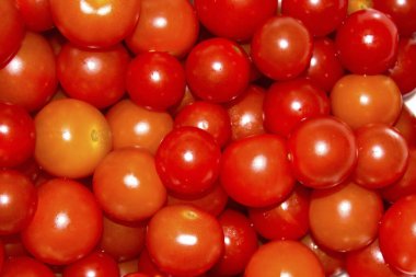 Arka planda taze domatesler, kapatın.
