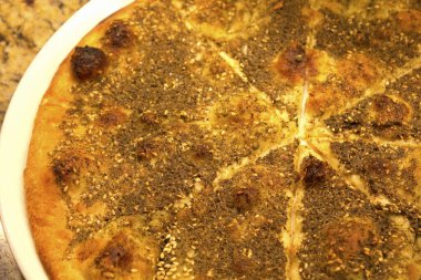 Dilimlenmiş ekmek üzerine zar 'atar sosu.