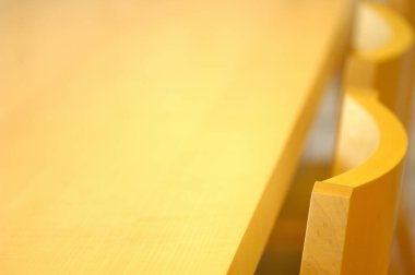 Boş masa ve bulanık arkaplan üzerinde sandalyeler
