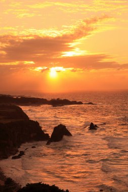 Güzel gün batımı güneşi denizin üzerinde. Seyahat kavramı
