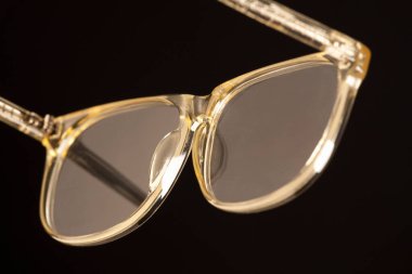 Arka planda cam olan güzel güneş gözlükleri, kapatın.