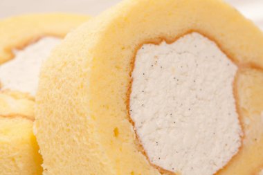 Kremalı beyaz pastayı kapat.