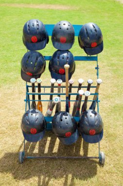 Bir sıra beysbol kaskı.