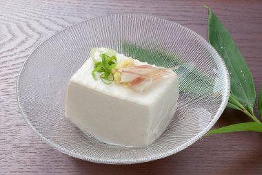 Dilimlenmiş yeşil soğan ve zencefilli Hiyayakko 'nun mutfak fotoğrafı.