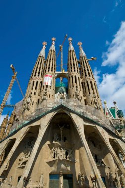 Sagrada Familia 'nın dış görünüşü. Barcelona, Katalonya, İspanya 'nın Eixample bölgesindeki büyük tamamlanmamış Roma Katolik küçük bazilikası