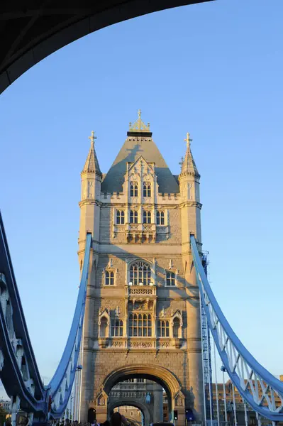 伦敦塔桥是伦敦著名的标志性建筑 横跨英国泰晤士河 — 图库照片