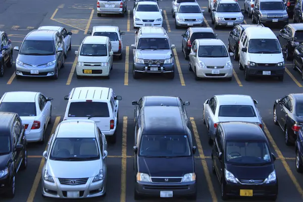 Japonya 'da arka arkaya park etmiş bir sürü araba.