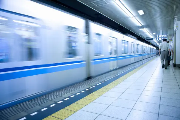 Japonya 'da treni olan modern metro istasyonu.