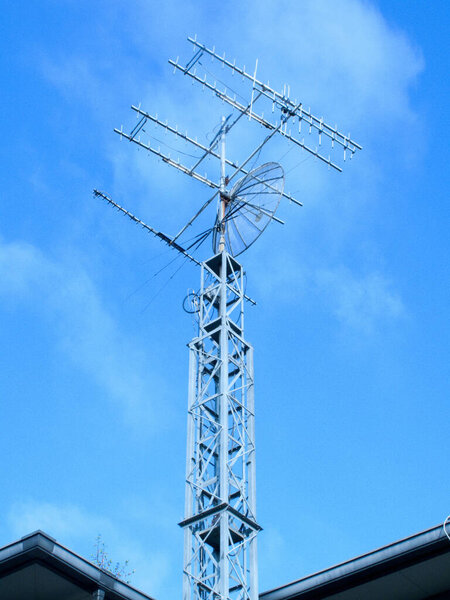 телебашня с антенной и голубым небом