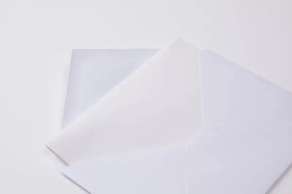 背景の白い空白の封筒 閉じる — ストック写真