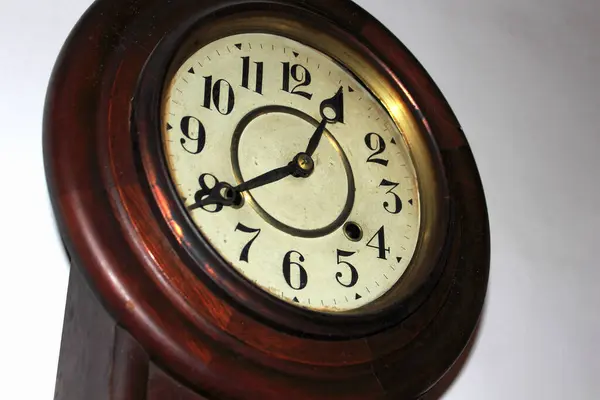 バックグラウンドの古い木製の時計 閉じる — ストック写真