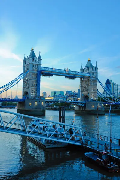Tower Bridge Famoso Símbolo Icônico Londres Atravessa Rio Tâmisa Inglaterra — Fotografia de Stock