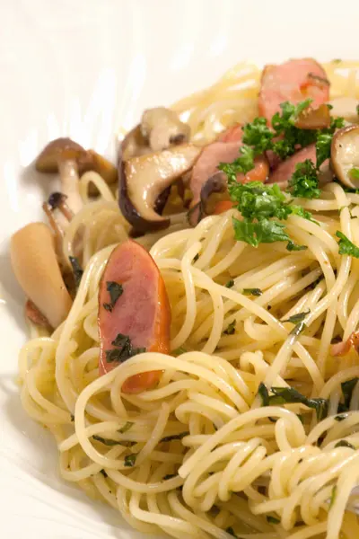 Espaguete Com Linguiça Cogumelos — Fotografia de Stock