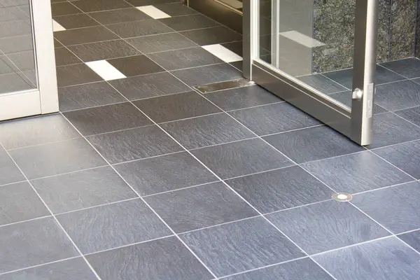 yerde siyah beyaz fayans