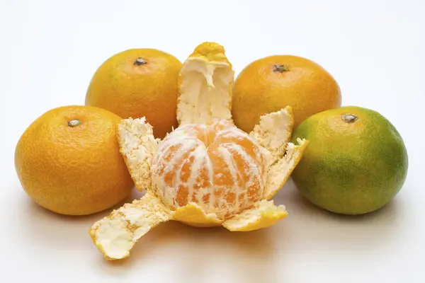 Detailní Pohled Čerstvé Zralé Mandarinky Bílém Pozadí — Stock fotografie