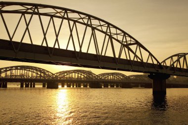 Deniz limanı ve modern köprüler üzerinde güzel gün batımı       