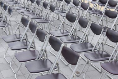 Şehir caddesinde boş sandalyeler     