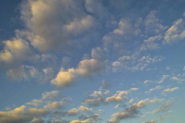 Bulutlarla güzel gün batımı gökyüzü. Doğa arka planı