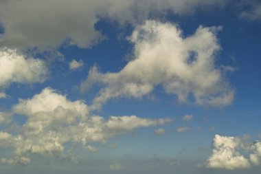 Mavi gökyüzünde beyaz bulutlar, gündüz görüşü 