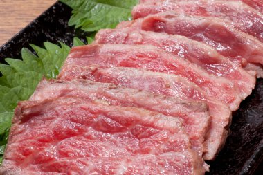 Dilimlenmiş taze et ve otlar. Yakın plan.