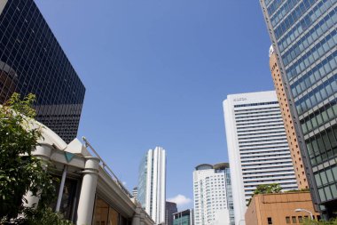 Japonya 'daki modern ofis binaları ve mavi gökyüzü