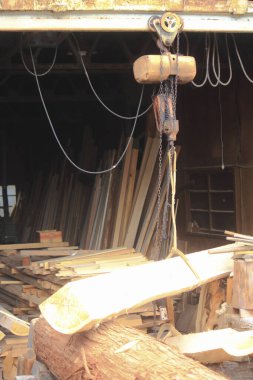 Köy kereste atölyesinde makara sistemi kullanılarak ahşap kalaslar istifleniyor