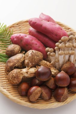 Matsutake mantarları, kestaneler, tatlı patatesler.