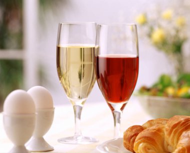 Işıl ışıl içecekler ve sıcak bir masada taze hamur işleriyle nefis bir brunch 'ın tadını çıkarıyorum.
