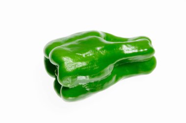 Beyaz arka planda taze yeşil dolma biber            