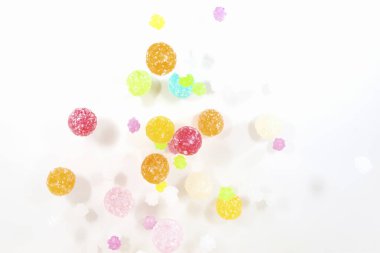 Beyaz arka plan üzerinde renkli tatlı şekerler 