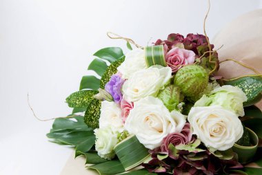 Beyaz arka planda bir buket çiçek