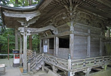 Gündüz vakti huzurlu bir ormanda yuva yapmış güzel ahşap bir tapınak.