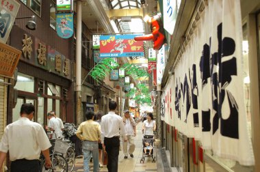 Japonya 'nın Osaka bölgesindeki Dotonbori bölgesinde müşteriler ve ticari pankartlar